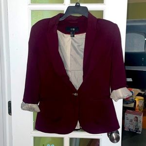 Maroon knit blazer. Beige&tan lining. Small hole lining. Some piling at the top.